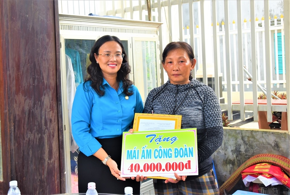 Liên đoàn Lao động thành phố Cần Thơ trao tặng và khởi công “Mái ấm Công đoàn” cho đoàn viên khó khăn