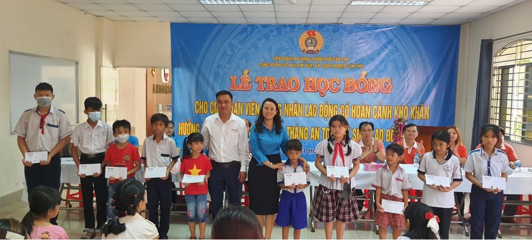 LĐLĐ TP Cần Thơ thăm công nhân, tặng học bổng cho con em đoàn viên, NLĐ