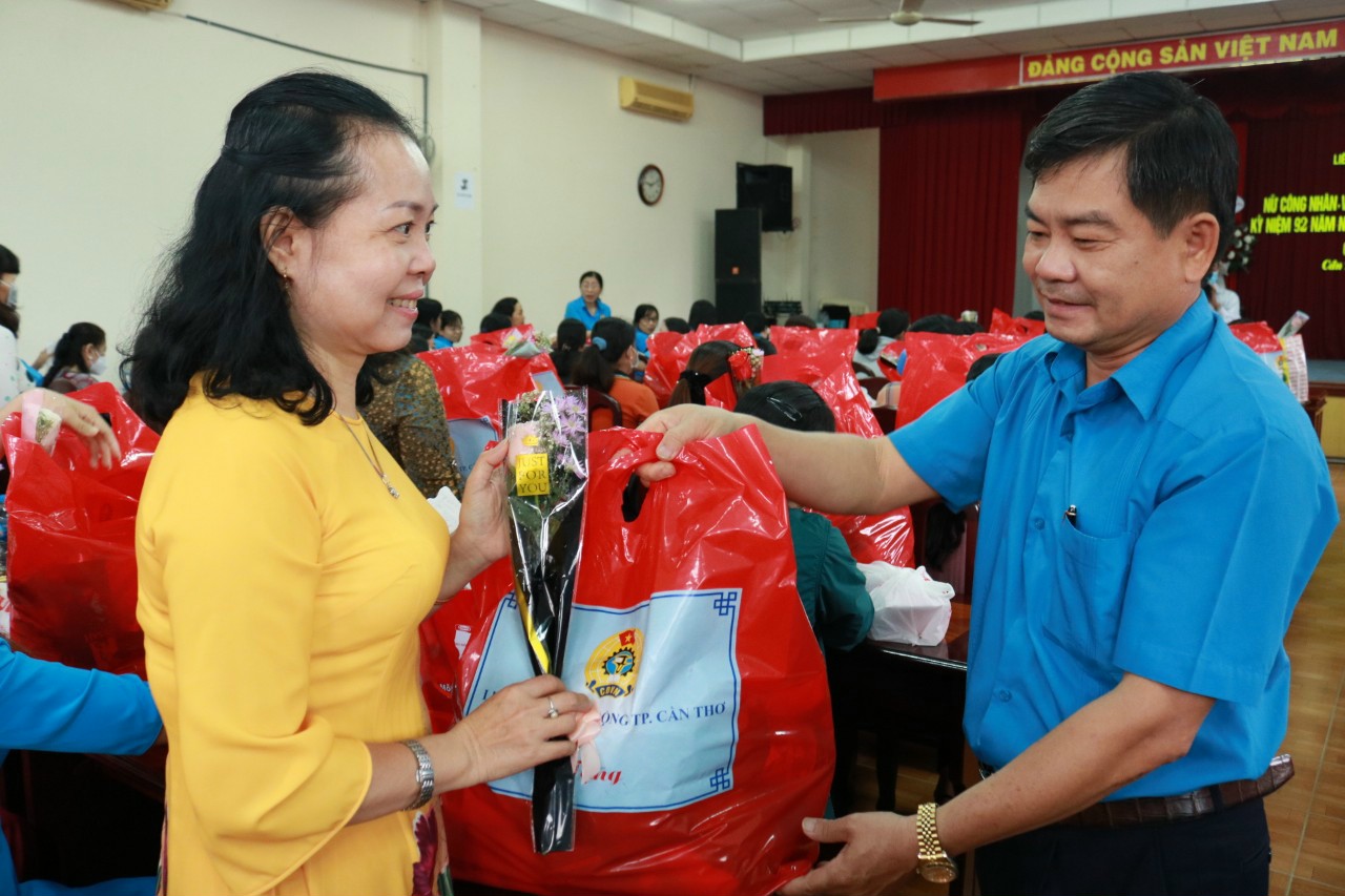 HỌP MẶT CHÀO MỪNG KỶ NIỆM 20/10/2022 CỦA LIÊN ĐOÀN LAO ĐỘNG THÀNH PHỐ VÀ CHĂM LO CHO ĐOÀN VIÊN CÔNG NHÂN LAO ĐỘNG KHÓ KHĂN 