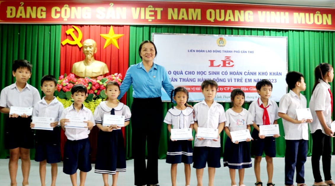 Liên đoàn Lao động thành phố Cần Thơ thăm và tặng quà cho các cháu học sinh có hoàn cảnh khó khăn trên địa bàn huyện Vĩnh Thạnh 
