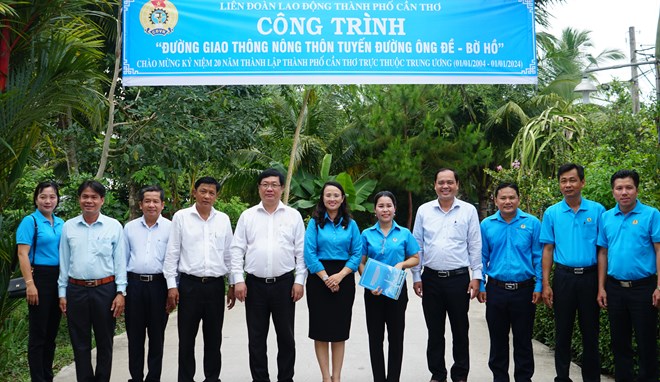 Gắn biển công trình chào mừng kỷ niệm 20 năm TP Cần Thơ trực thuộc Trung ương