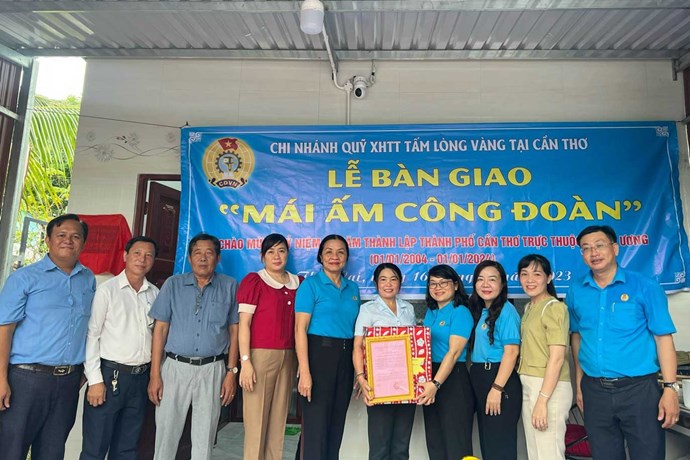 Bàn giao 2 Mái ấm Công đoàn cho đoàn viên khó khăn tại Cần Thơ