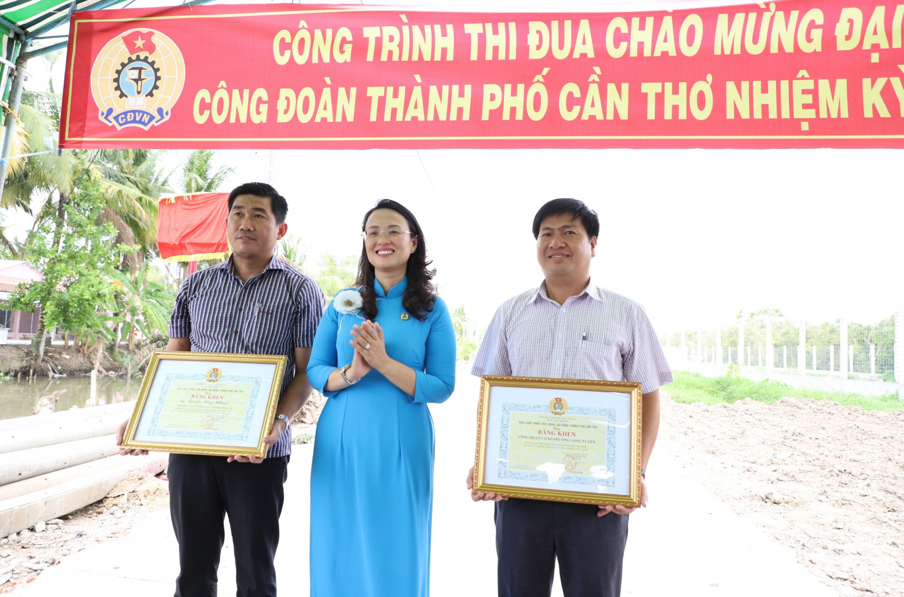 Liên đoàn Lao động thành phố Cần Thơ gắn biển công trình thi đua chào mừng Đại hội 