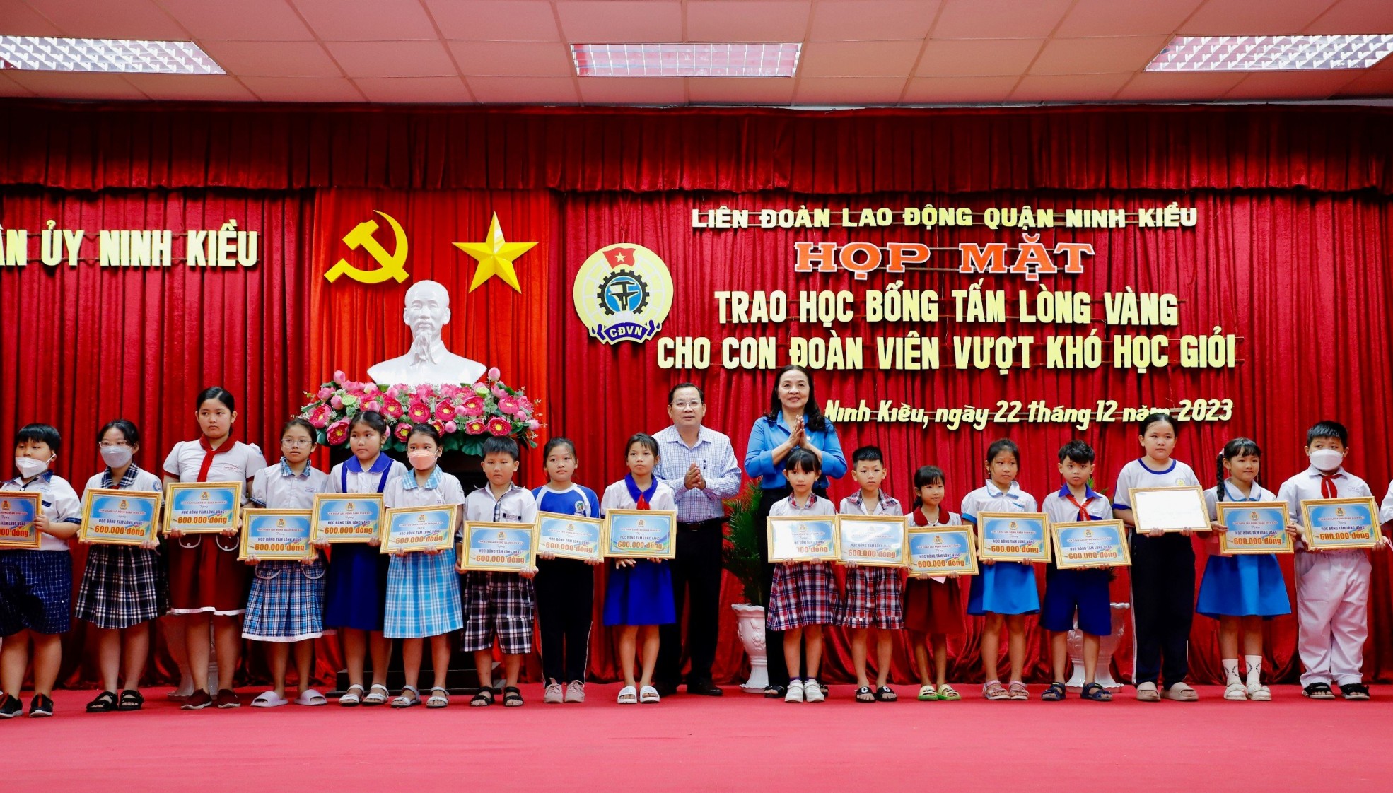 LIÊN ĐOÀN LAO ĐỘNG QUẬN NINH KIỀU HỌP MẶT TRAO HỌC BỔNG TẤM LÒNG VÀNG CHO CON ĐOÀN VIÊN VƯỢT KHÓ HỌC GIỎI, NĂM HỌC 2022 - 2023