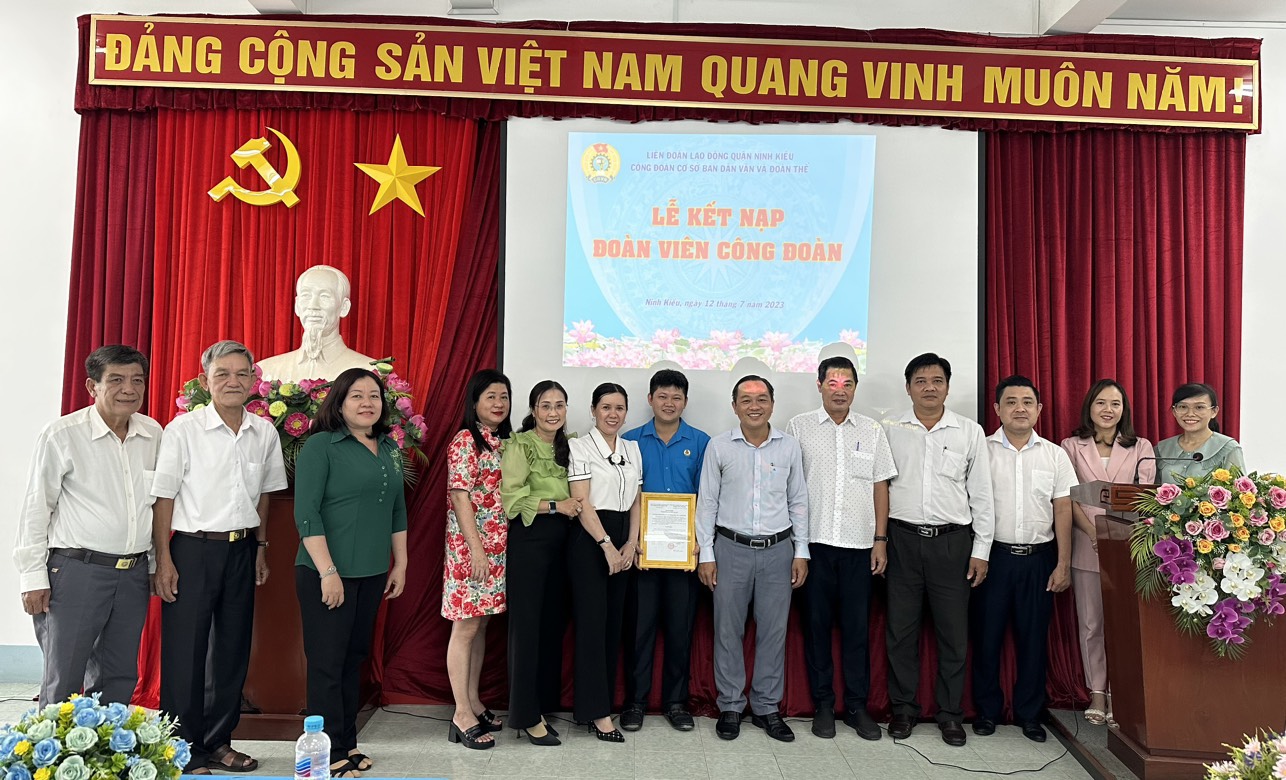 CÔNG ĐOÀN CƠ SỞ BAN DÂN VẬN VÀ ĐOÀN THỂ QUẬN NINH KIỀU TỔ CHỨC LỄ KẾT NẠP ĐOÀN VIÊN MỚI 