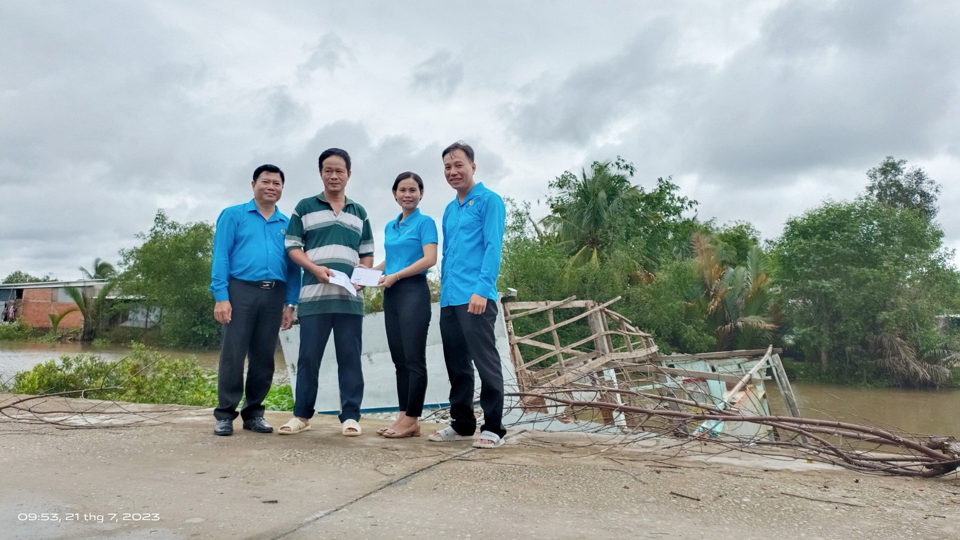 LIÊN ĐOÀN LAO ĐỘNG QUẬN NINH KIỀU THĂM, ĐỘNG VIÊN VÀ HỖ TRỢ GIA ĐÌNH ĐOÀN VIÊN CÓ HOÀN CẢNH KHÓ KHĂN VỀ NHÀ Ở