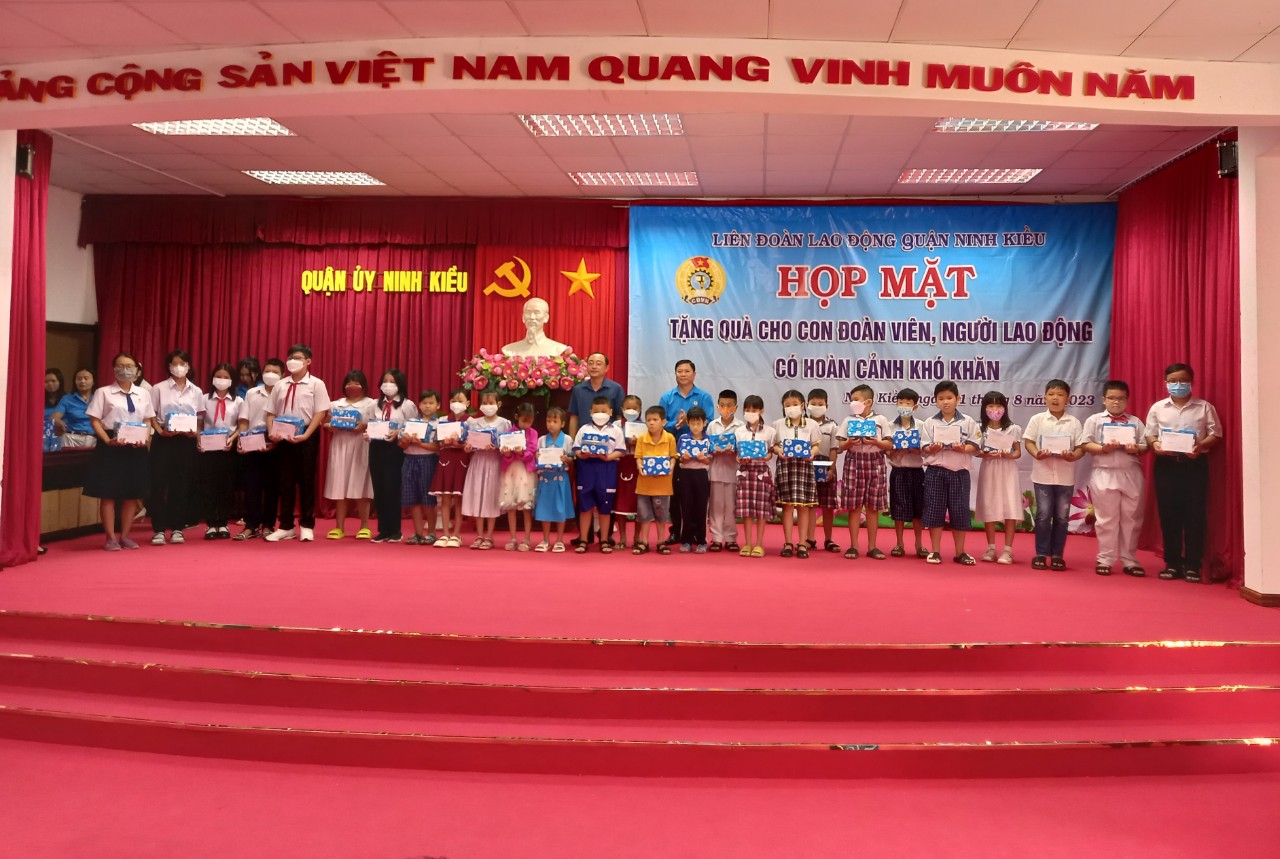 LIÊN ĐOÀN LAO ĐỘNG QUẬN NINH KIỀU TỔ CHỨC HỌP MẶT VÀ TẶNG QUÀ CHO CON ĐOÀN VIÊN, NGƯỜI LAO ĐỘNG  NĂM HỌC MỚI 2023 - 2024     