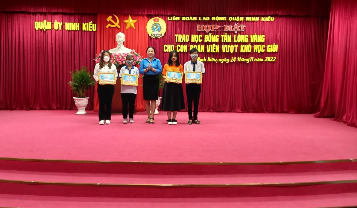 LIÊN ĐOÀN LAO ĐỘNG QUẬN NINH KIỀU HỌP MẶT TRAO HỌC BỔNG TẤM LÒNG VÀNG CHO CON ĐOÀN VIÊN VƯỢT KHÓ HỌC GIỎI  NĂM HỌC 2021 - 2022