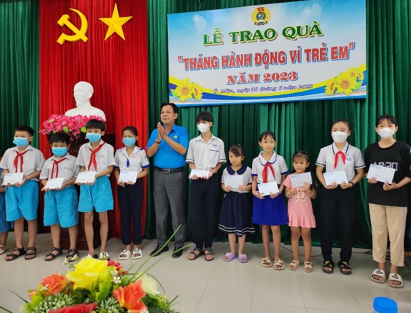 LIÊN ĐOÀN LAO ĐỘNG QUẬN Ô MÔN TỔ CHỨC TRAO QUÀ “THÁNG HÀNH ĐỘNG VÌ TRẺ EM” NĂM 2023