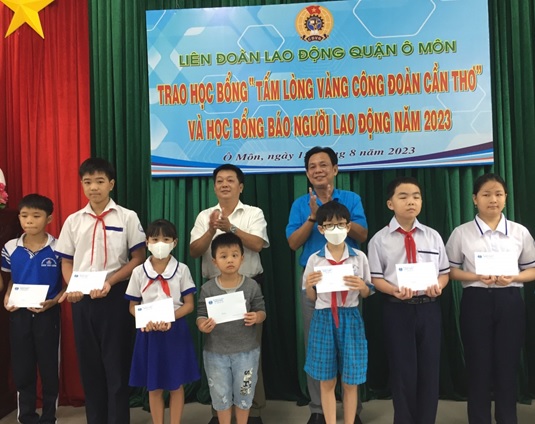 LIÊN ĐOÀN LAO ĐỘNG QUẬN Ô MÔN TỔ CHỨC TRAO HỌC BỔNG CHI NHÁNH QUỸ XÃ HỘI TỪ THIỆN TẤM LÒNG VÀNG CÔNG ĐOÀN TẠI CẦN THƠ VÀ TRAO QUÀ NHÂN DỊP ĐẦU NĂM HỌC 2023 - 2024 