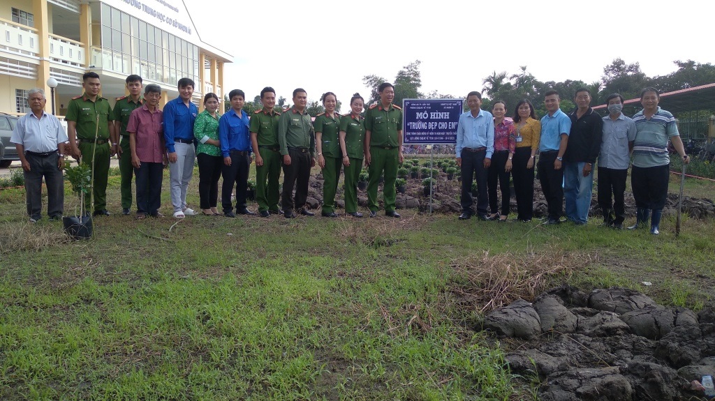 Công Đoàn Trường THCS Nhơn Ái với phong trào “Trồng cây xanh tạo bóng mát sân trường” chào mừng kỷ niệm 47 năm Ngày Giải phóng miền Nam, Thống nhất đất nước (30/4/1975 - 30/4/2022) và 136 năm Ngày Quốc tế Lao động (01/5/1886-01/5/2022)