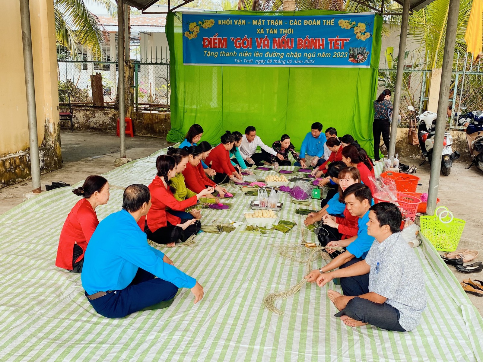 HUYỆN PHONG ĐIỀN TỔ CHỨC GÓI BÁNH TÉT TẶNG THANH NIÊN LÊN ĐƯỜNG NHẬP NGŨ NĂM 2023