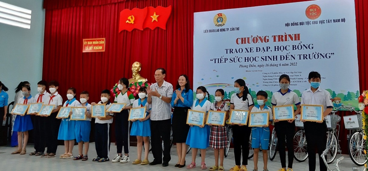 PHONG ĐIỀN TRAO XE ĐẠP VÀ HỌC BỔNG CHO CON CÔNG NHÂN LAO ĐỘNG VƯỢT KHÓ HỌC GIỎI