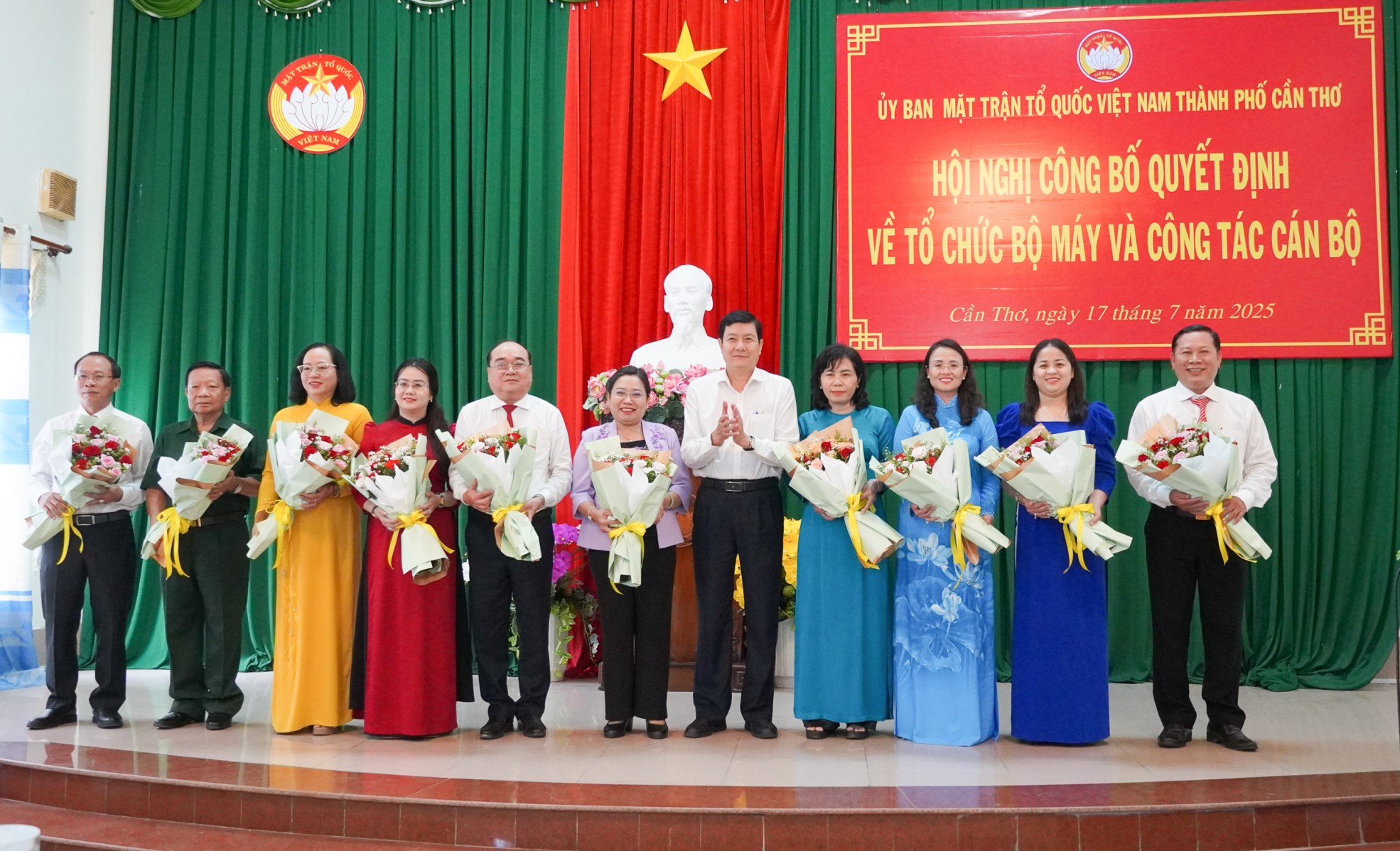 Công bố 75 quyết định cán bộ tại Ủy ban Mặt trận Tổ quốc Việt Nam TP Cần Thơ