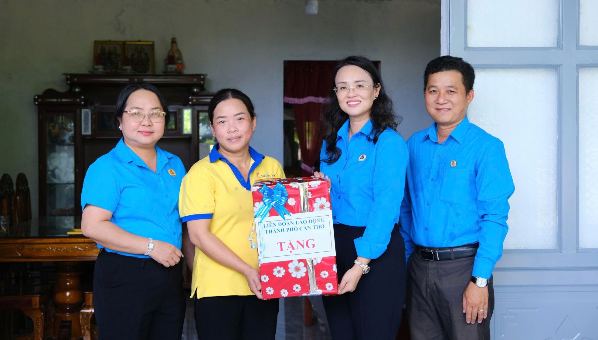 Tặng Mái ấm Công đoàn cho đoàn viên khó khăn tại Cần Thơ