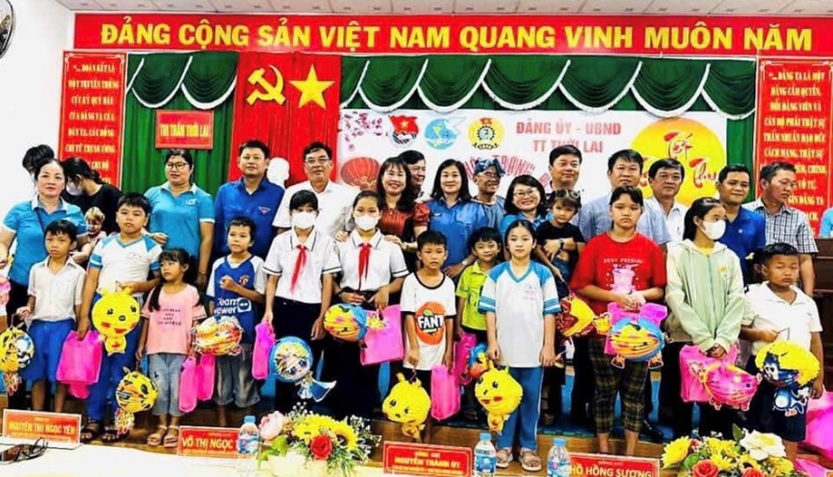 CÔNG ĐOÀN CƠ SỞ TRỰC THUỘC LIÊN ĐOÀN LAO ĐỘNG HUYỆN THỚI LAI TỔ CHỨC LỄ HỘI TRUNG THU CHO 200 EM THIẾU NHI 