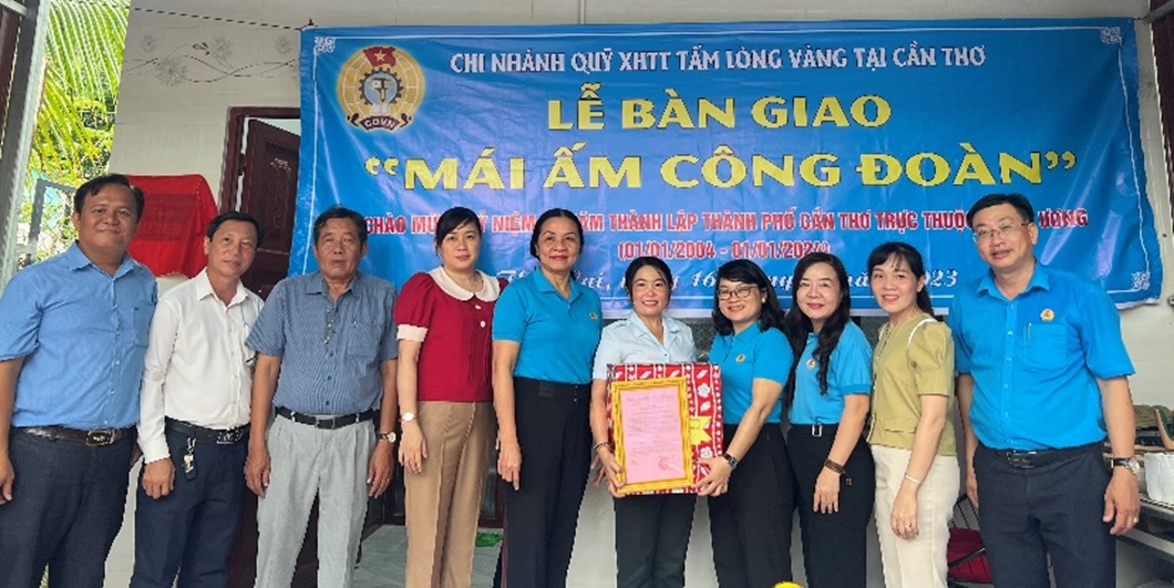 LIÊN ĐOÀN LAO ĐỘNG HUYỆN THỚI LAI BÀN GIAO MÁI ẤM CÔNG ĐOÀN CHO ĐOÀN VIÊN CÓ HOÀN CẢNH KHÓ KHĂN VỀ NHÀ Ở