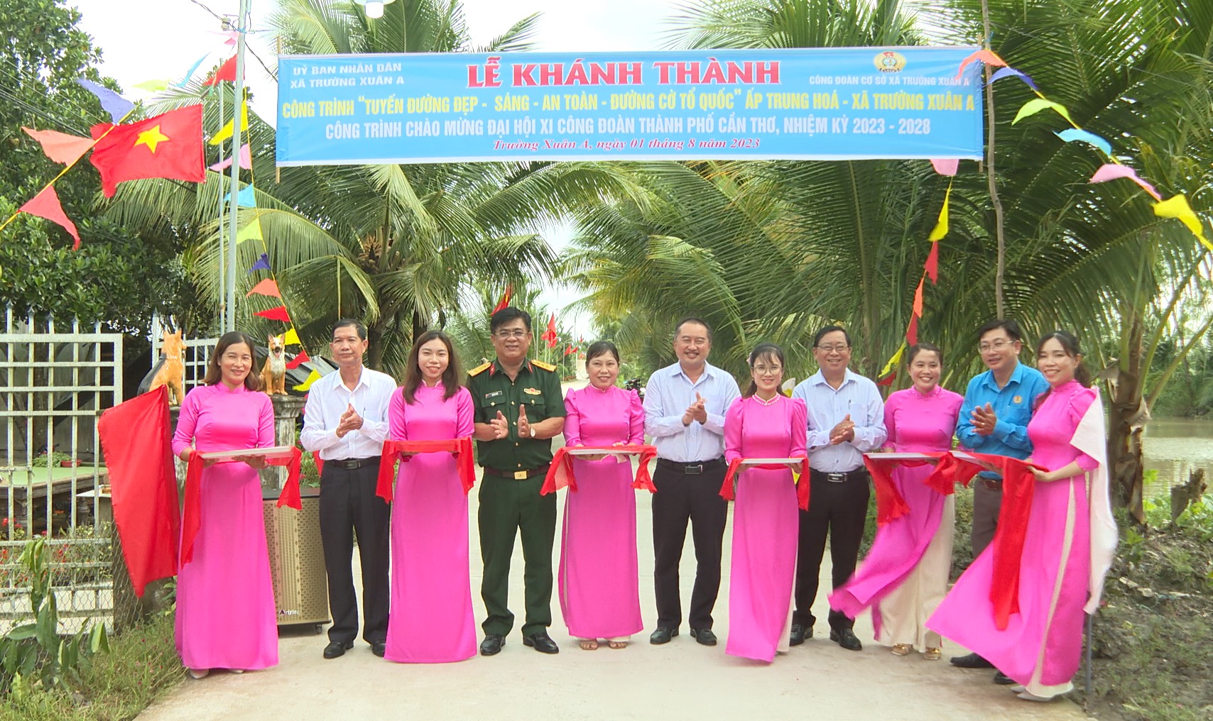 LIÊN ĐOÀN LAO ĐỘNG HUYỆN THỚI LAI GẮN BIỂN CÔNG TRÌNH THI ĐUA “TUYẾN ĐƯỜNG ĐẸP - SÁNG - AN TOÀN - ĐƯỜNG CỜ TỔ QUỐC” TẠI XÃ TRƯỜNG XUÂN A