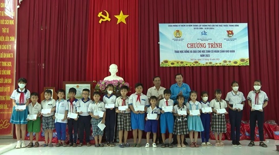 LIÊN ĐOÀN LAO ĐỘNG HUYỆN THỚI LAI TRAO 68 SUẤT HỌC BỔNG VÀ QUÀ CHO CON ĐOÀN VIÊN KHÓ KHĂN VƯỢT KHÓ HỌC GIỎI NĂM 2023