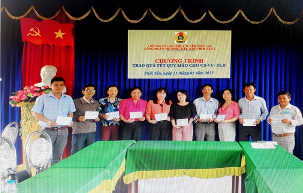 Công đoàn Trường Tiểu học Thới Tân 1, tổ chức tặng quà cho CB-VC-NLĐ nhân dịp Tết Nguyên đán Quý Mão năm 2023