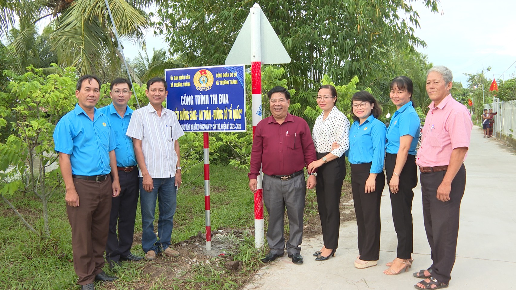 THỚI LAI- LIÊN ĐOÀN LAO ĐỘNG HUYỆN GẮN BIỂN CÔNG TRÌNH THI ĐUA “TUYẾN ĐƯỜNG SÁNG- AN NINH- ĐƯỜNG CỜ TỔ QUỐC” TẠI XÃ TRƯỜNG THÀNH