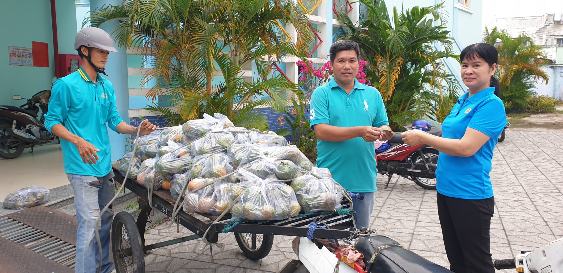 QUẬN THỐT NỐT: HỖ TRỢ TIÊU THỤ CAM “CÙNG NÔNG DÂN CHA SẼ KHÓ KHĂN”