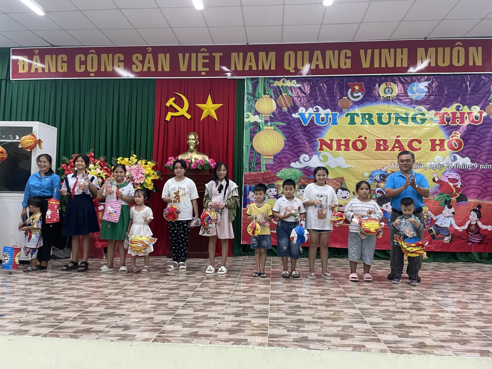 CÔNG ĐOÀN CƠ SỞ PHƯỜNG TRUNG KIÊN TỔ CHỨC VUI TẾT TRUNG THU CHO CON ĐOÀN VIÊN, CÁC CHÁU THIẾU NHI KHÓ KHĂN, MỒ CÔI NĂM 2023