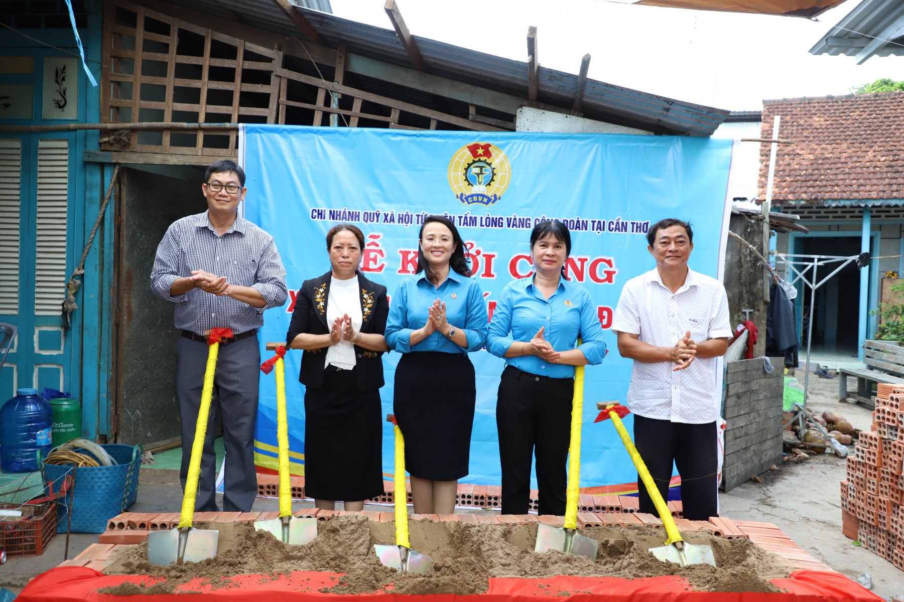 Chủ tịch Liên đoàn Lao động thành phố Cần Thơ thăm hỏi đời sống của người lao động tại các doanh nghiệp quận Thốt Nốt