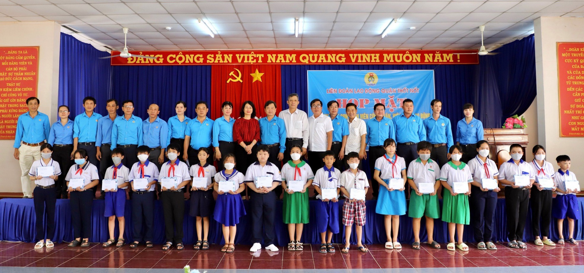 Quận Thốt Nốt - Trao quà cho học sinh là con đoàn viên, công nhân lao động khó khan, nhân dịp khai giảng năm học mới 2023-2024