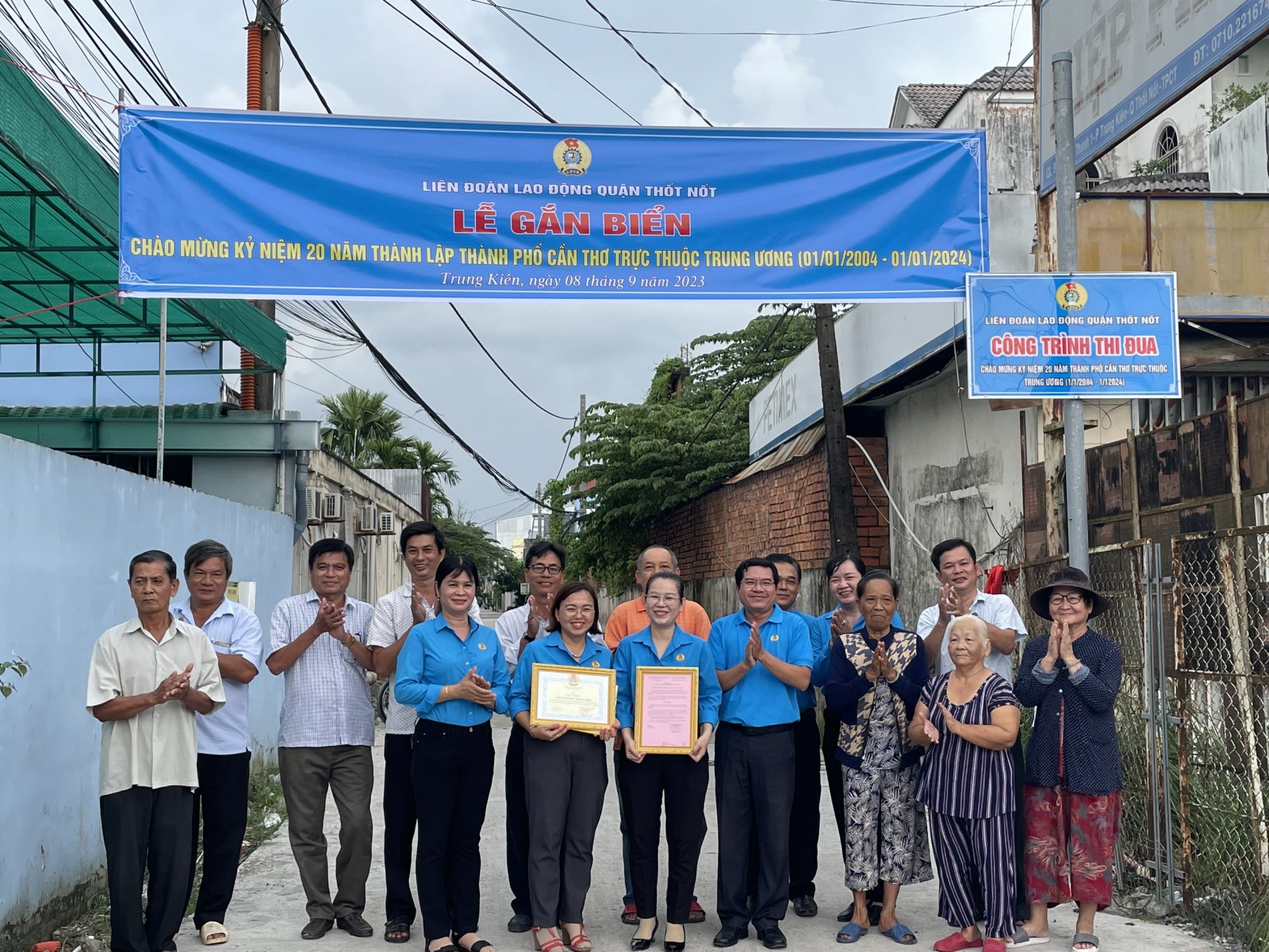 Quận Thốt Nốt - Gắn biển công trình Chào mừng 20 năm thành phố Cần Thơ trực thuộc Trung ương 