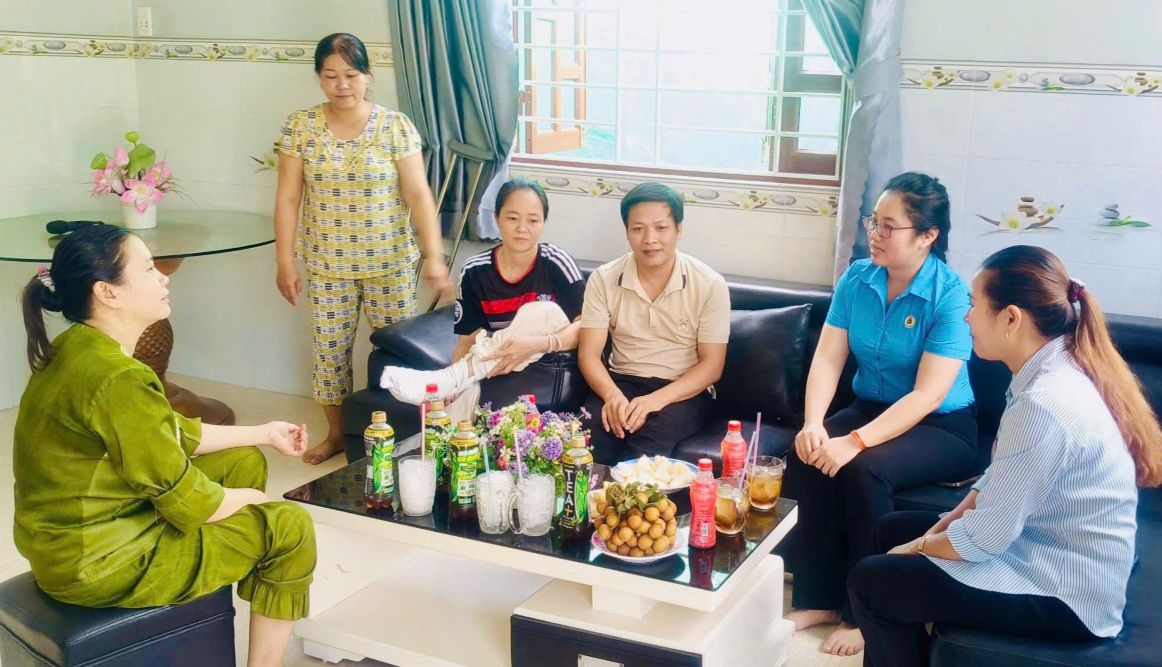 28 triệu đồng tiếp sức vợ chồng công nhân gặp nạn trên đường về nhà