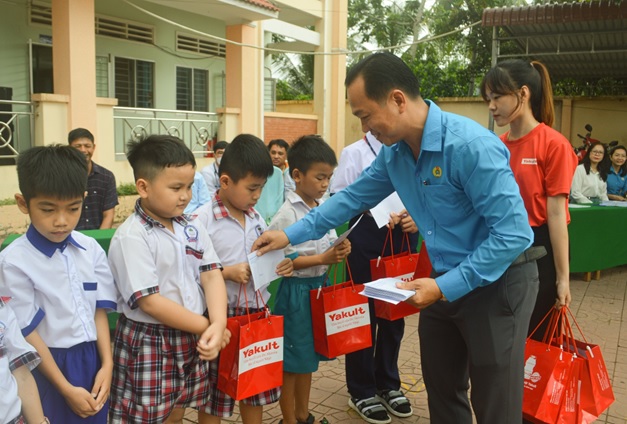 Công đoàn ngành Y tế thành phố Cần Thơ trao quà cho khoảng 100 em học sinh vượt khó học tốt, nhân khai giảng năm học 2023 - 2024