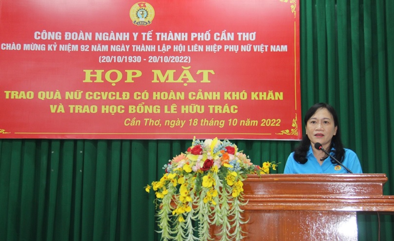 Công đoàn ngành Y tế TP Cần Thơ sơ kết 9 tháng đầu năm 2022 và trao quà nữ CCVCLĐ có hoàn cảnh khó khăn, trao học bổng Lê Hữu Trác