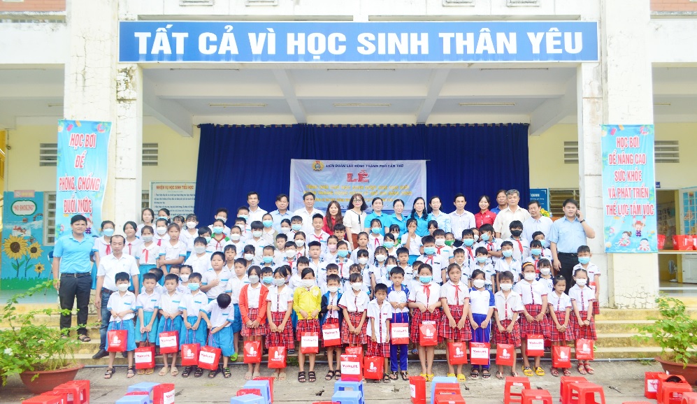 Công đoàn ngành Y tế Cần Thơ trao tặng quà cho học sinh vượt khó học giỏi nhân “Tháng hành động vì trẻ em” 