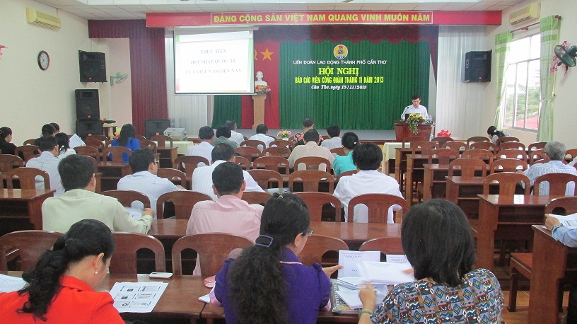 Hội nghị Báo cáo viên Công đoàn định kỳ tháng 11-2013
