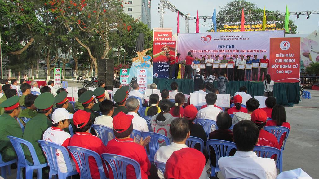 Cán bộ, công nhân viên chức lao động thành phố tham gia hiến máu hưởng ứng ngày Toàn dân tình nguyện 7/4