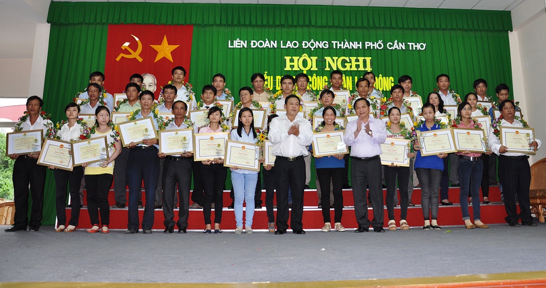 Tiếp tục phát động công nhân, viên chức, lao động đẩy mạnh phong trào thi đua yêu nước