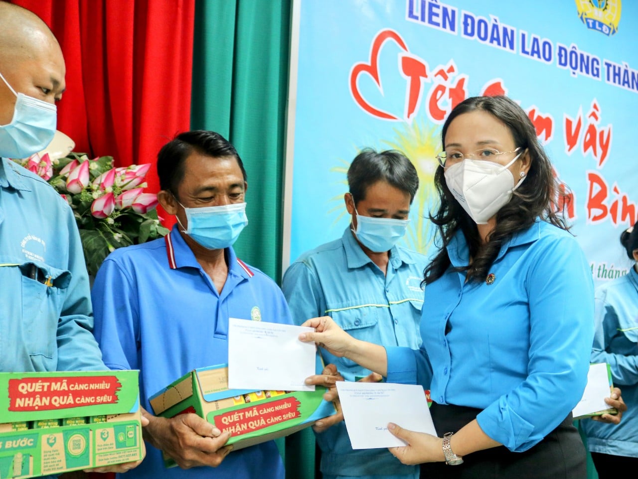 Trao quà Tết đến đoàn viên công đoàn, công nhân lao động không về quê ăn Tết 