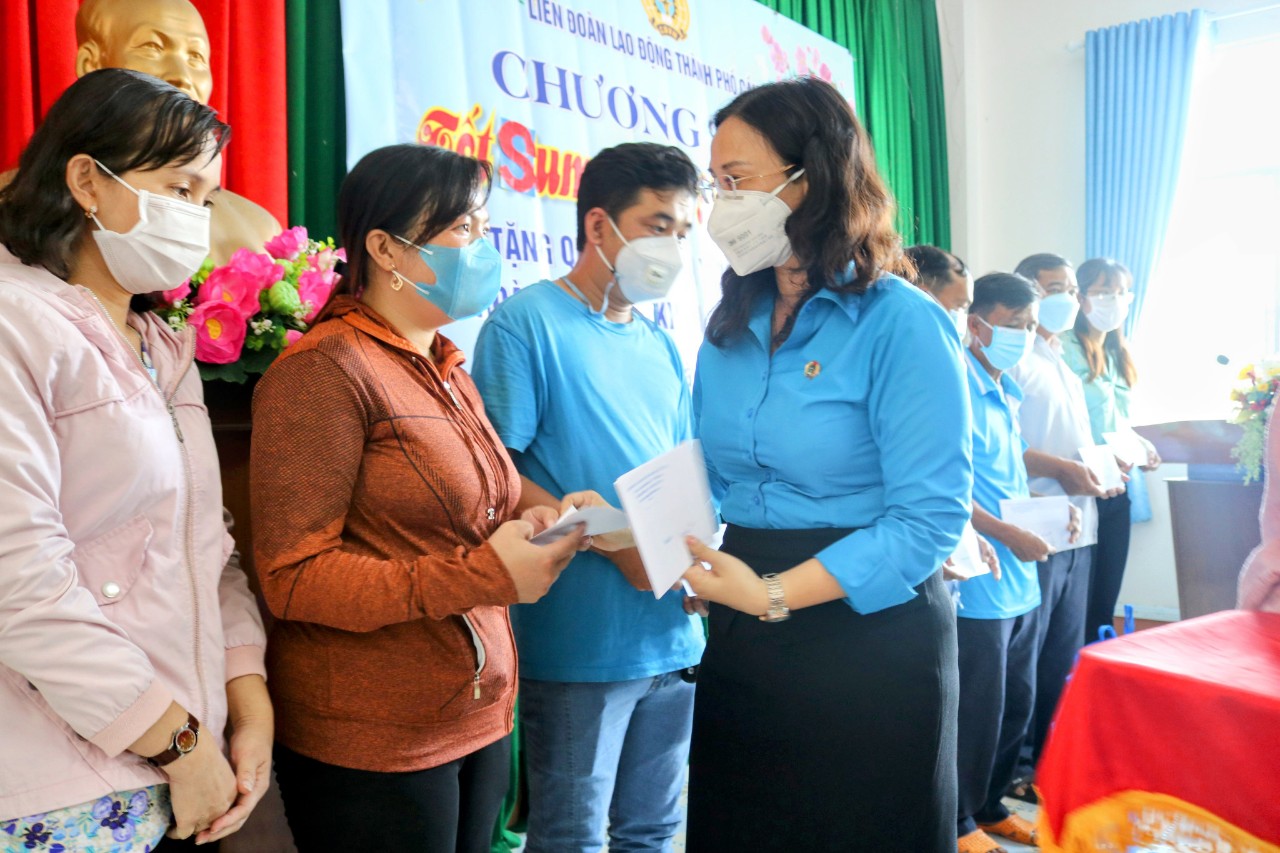 LĐLĐ TPCT: “Tết Sum vầy – Xuân Bình an” nhiều hoạt động chăm lo thiết thực hỗ trợ cho công đoàn viên, người lao động có hoàn cảnh khó khăn vui xuân đón Tết Nguyên đán Nhâm Dần - 2022 