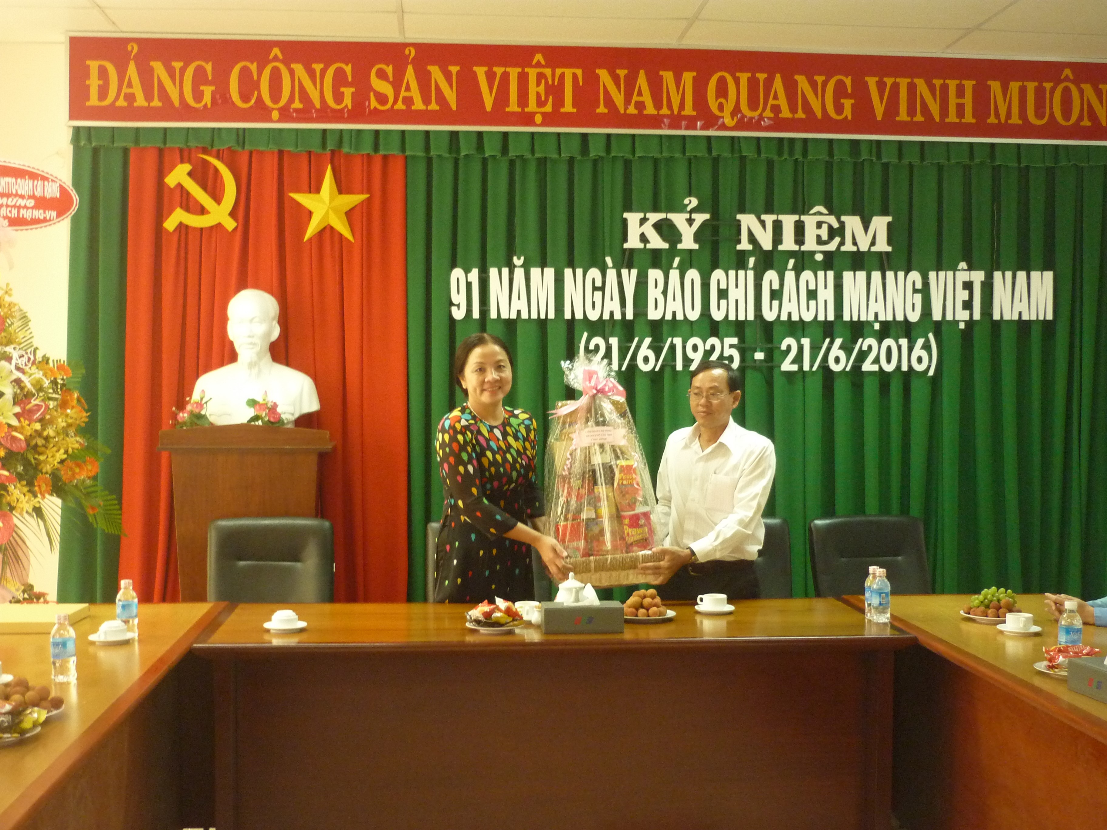 Liên đoàn Lao động thành phố Cần Thơ thăm và tặng quà Đài Phát thanh & Truyền hình thành phố Cần Thơ, Báo Cần Thơ và Văn phòng đại diện Báo Lao động khu vực Đồng bằng sông Cửu Long nhân kỷ niệm 91 năm Ngày Báo chí Cách mạng Việt Nam (21/6/1925 – 21/6/2016