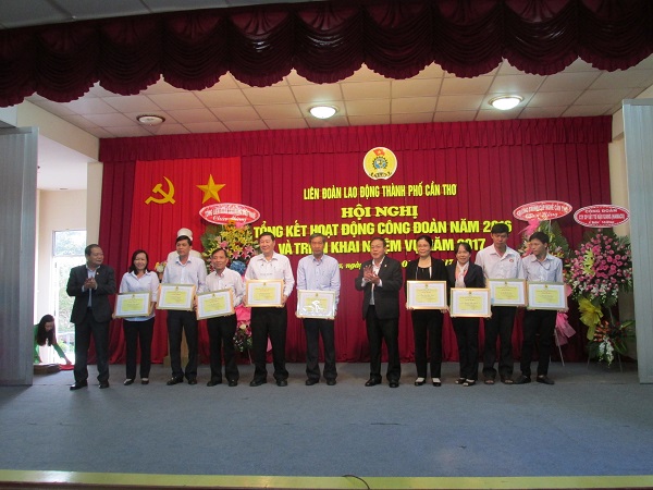 LIÊN ĐOÀN LAO ĐỘNG THÀNH PHỐ TỔNG KẾT HOẠT ĐỘNG CÔNG ĐOÀN NĂM 2016, TRIỂN KHAI PHƯƠNG HƯỚNG NHIỆM VỤ NĂM 2017