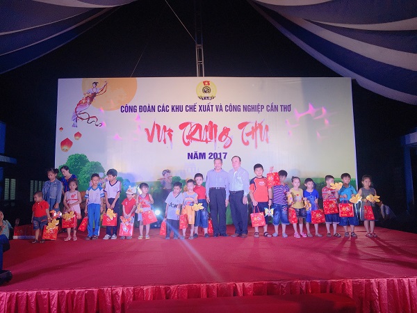 LIÊN ĐOÀN LAO ĐỘNG TP.CẦN THƠ TỔ CHỨC VUI TẾT TRUNG THU CHO TRẺ EM NGHÈO CON CÔNG NHÂN LAO ĐỘNG TẠI KHU CHẾ XUẤT & CÔNG NGHIỆP CẦN THƠ