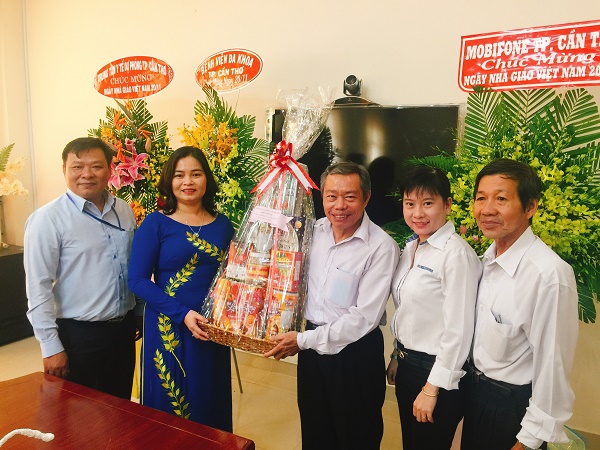 LIÊN ĐOÀN LAO ĐỘNG THÀNH PHỐ ĐẾN THĂM ỦY BAN MẶT TRẬN TỔ QUỐC VIỆT NAM THÀNH PHỐ CẦN THƠ VÀ SỞ GIÁO DỤC & ĐÀO TẠO THÀNH PHỐ NHÂN KỶ NIỆM NGÀNH