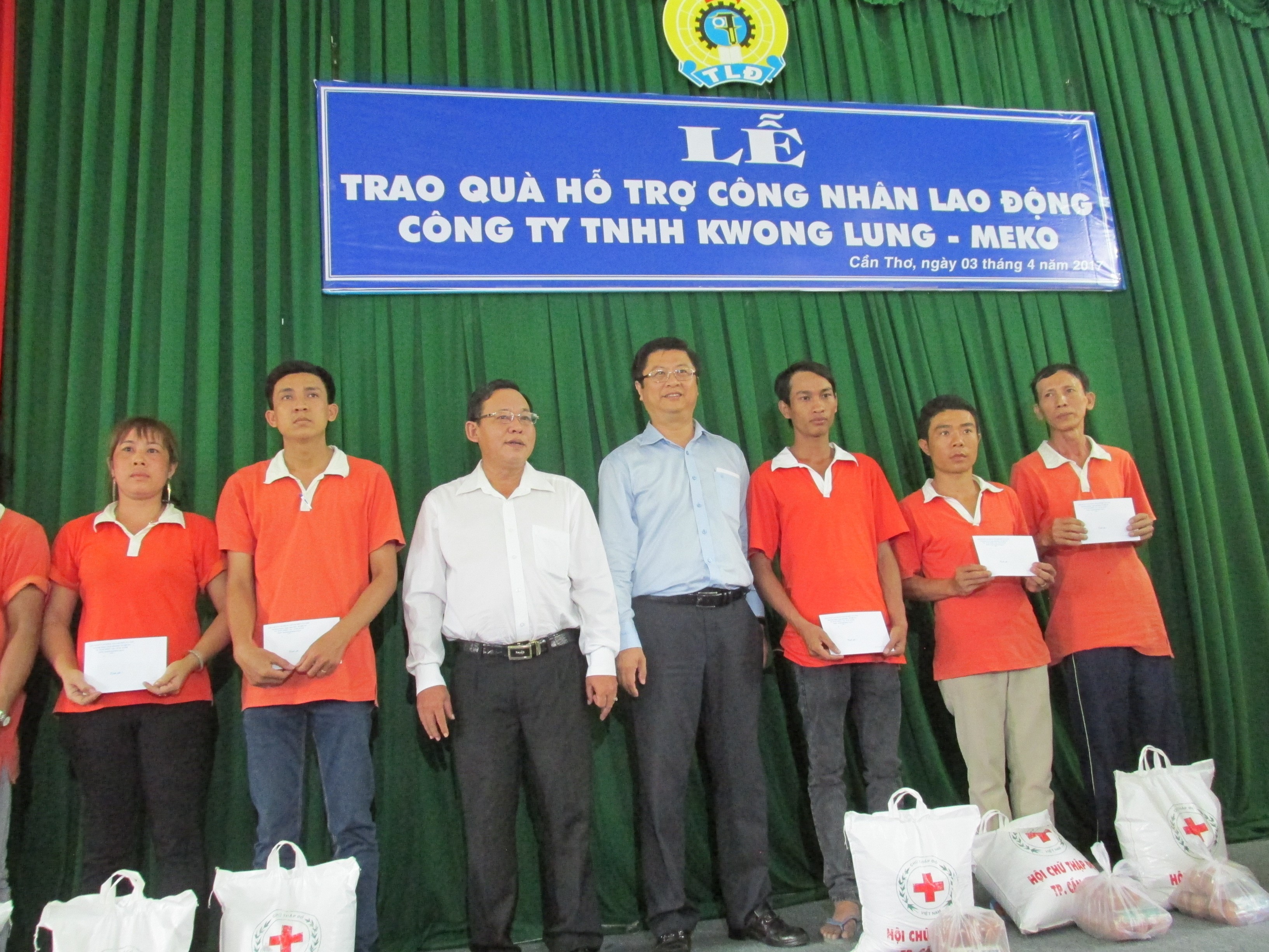 LIÊN ĐOÀN LAO ĐỘNG TP CẦN THƠ TRAO 920 PHẦN QUÀ HỖ TRỢ  CÔNG NHÂN LAO ĐỘNG CÔNG TY TNHH KWONG LUNG – MEKO