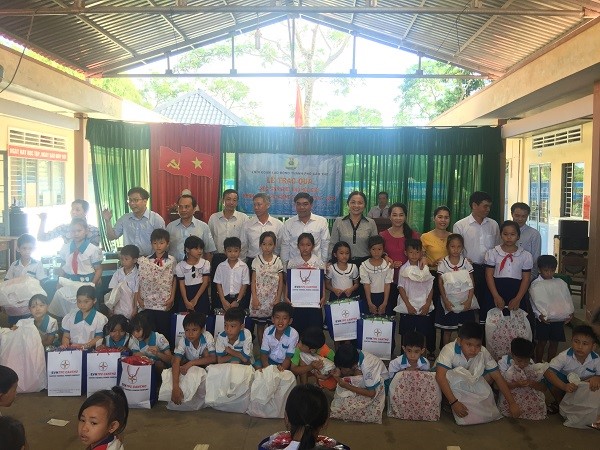 LIÊN ĐOÀN LAO ĐỘNG THÀNH PHỐ CẦN THƠ TỔ CHỨC THĂM VÀ TẶNG QUÀ CHO CÁC EM HỌC SINH NHÂN DỊP KHAI GIẢNG NĂM HỌC MỚI