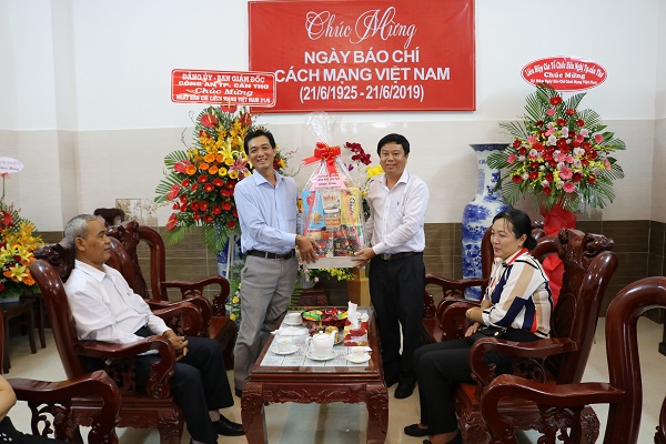 LIÊN ĐOÀN LAO ĐỘNG THÀNH PHỐ CẦN THƠ THĂM VÀ TẶNG QUÀ CÁC ĐƠN VỊ BÁO, ĐÀI NHÂN KỶ NIỆM 94 NĂM NGÀY BÁO CHÍ CÁCH MẠNG VIỆT NAM (21/6/1925 – 21/6/2019)