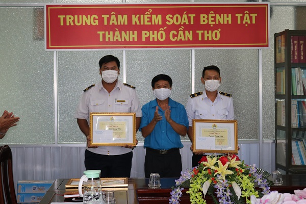 LIÊN ĐOÀN LAO ĐỘNG THÀNH PHỐ CẦN THƠ TẶNG BẰNG KHEN CHO CÁC CÁ NHÂN VÀ ĐƠN VỊ TUYẾN ĐẦU CHỐNG DỊCH COVID-19