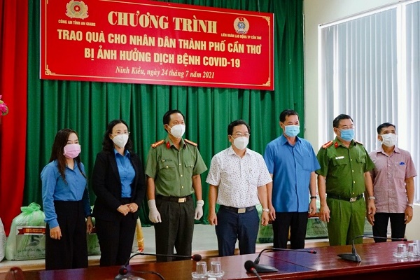 CÔNG AN TỈNH AN GIANG VÀ LIÊN ĐOÀN LAO ĐỘNG CẦN THƠ TRAO 1.000 SUẤT QUÀ CHO CÔNG NHÂN LAO ĐỘNG