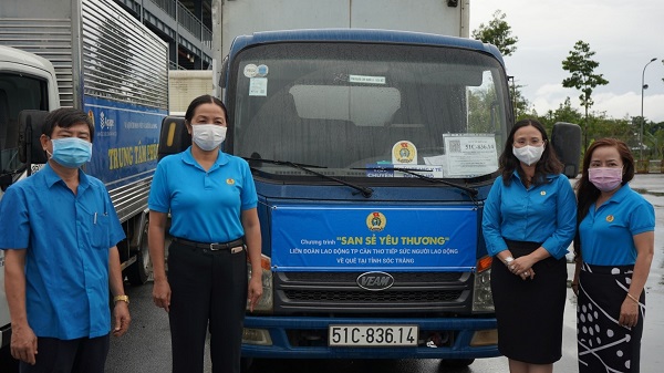 LIÊN ĐOÀN LAO ĐỘNG THÀNH PHỐ TỔ CHỨC CHƯƠNG TRÌNH “SAN SẺ YÊU THƯƠNG”