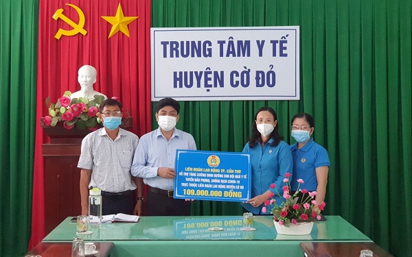 LIÊN ĐOÀN LAO ĐỘNG TP. CẦN THƠ HỖ TRỢ 974 TRIỆU ĐỒNG CHO LỰC LƯỢNG Y TẾ